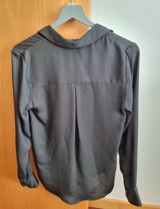 Camisa preta fluida H&M, tamanho 34