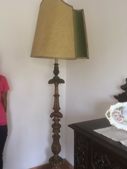 Candeeiro antigo em madeira entalhada