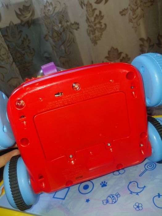 Робот Fisher Price.