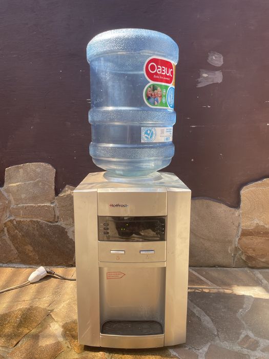 Кулер для води з підогрівом та охолодженням