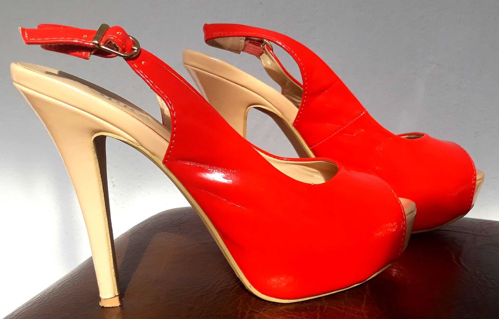 Босоножки лаковые 38 р.