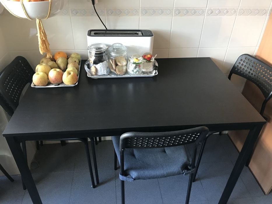 Mesa de cozinha e 4 cadeiras em otimo estado.
