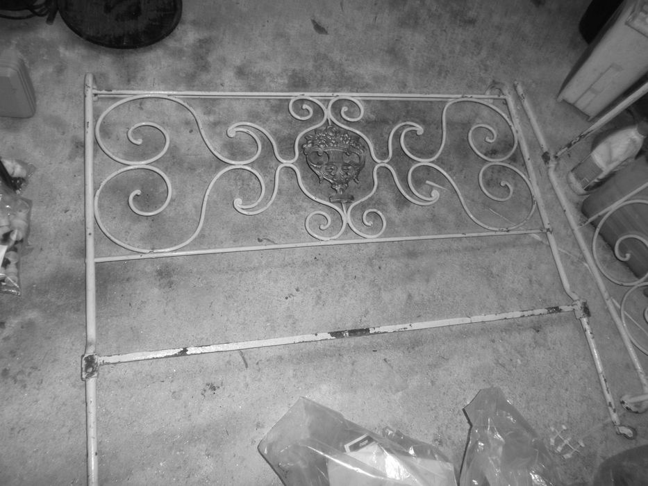 Cama de ferro antiga--perfeita para executar dois bancos