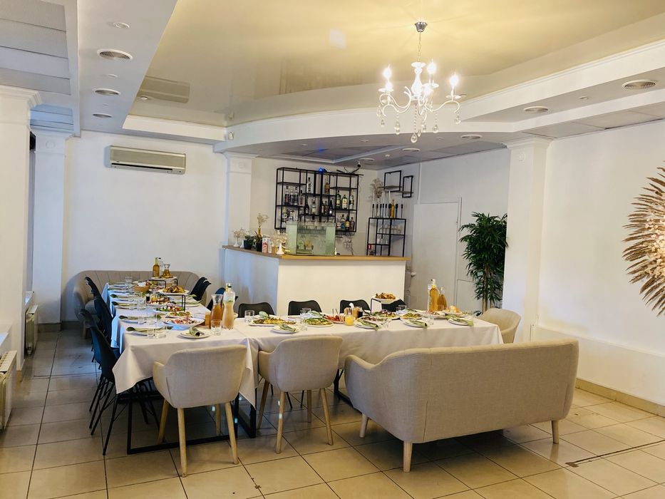 Стільці і столи, диван, барні стільц і інше майно