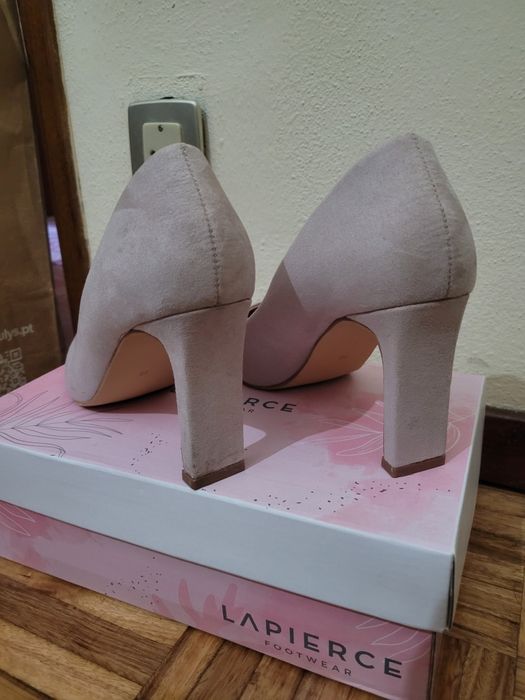 Sapatos de salto em bege