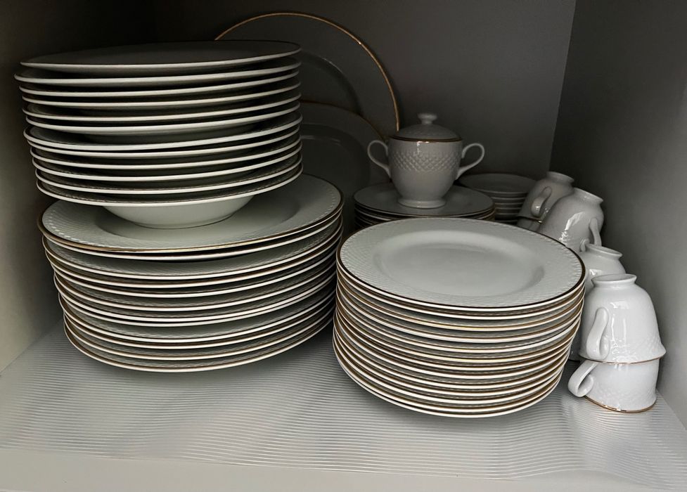 Serviço de louça en porcelana branca com fio dourado em muito bom estado