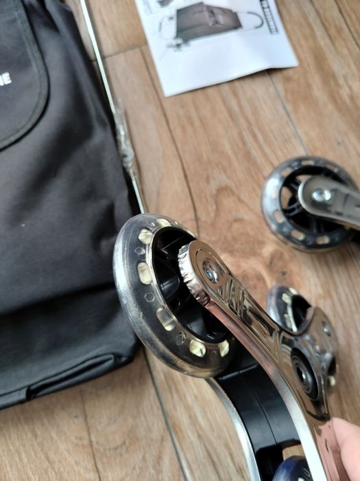 Wózek, torba na zakupy, łatwe wchodzenie po schodach