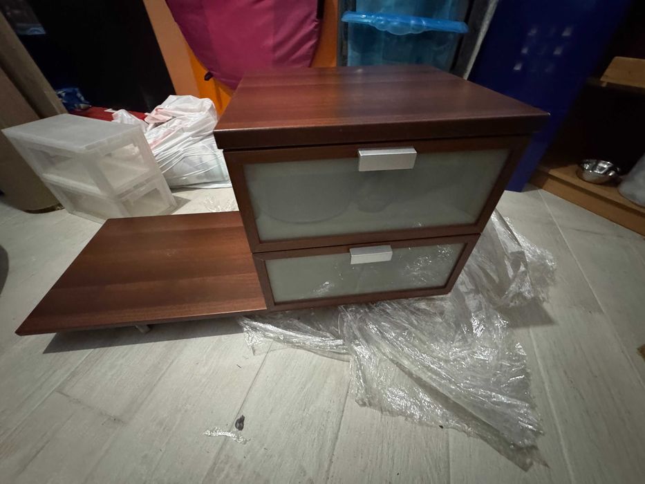 Mesa de cabeceira IKEA com duas gavetas, base. e rodas.