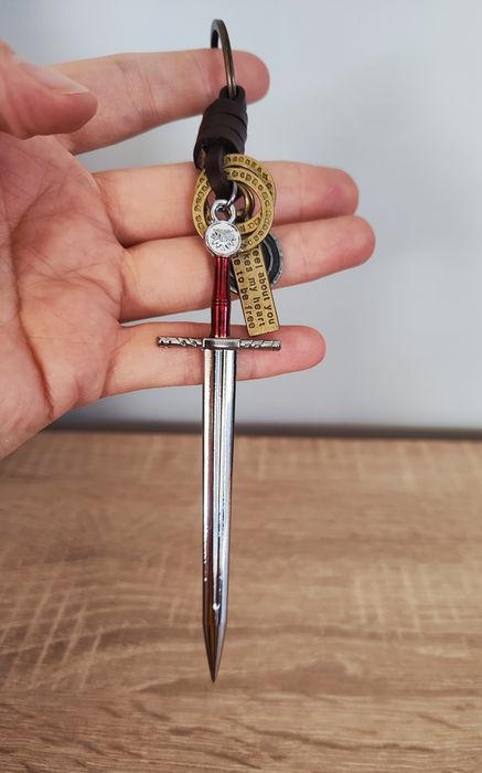 Wiedźmin - metalowy brelok - miecz Geralta z Rivi.