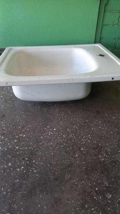 Раковина  Большая Новая. Маленькая Б/У. Белая.  Сместители  разные.