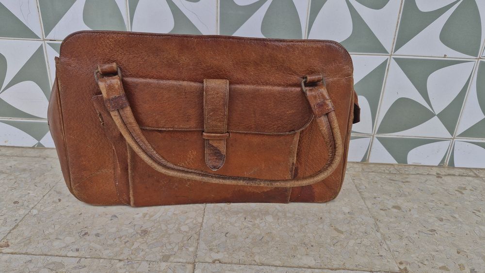 Mala de pele com autocolantes de viagem
