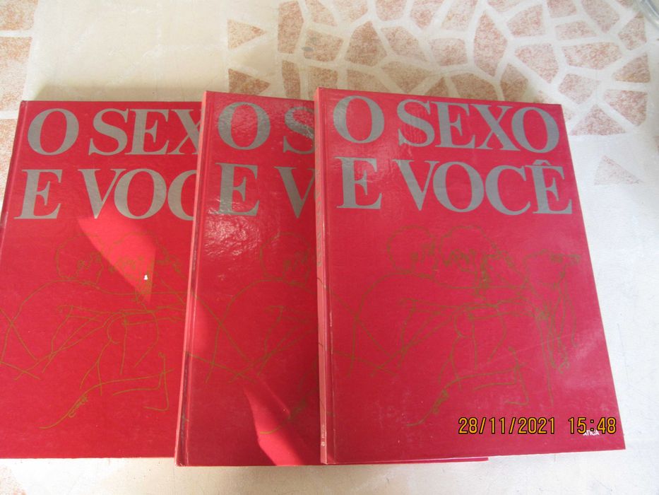 Livros de Jorge Amado e volumes do Sexo e Você