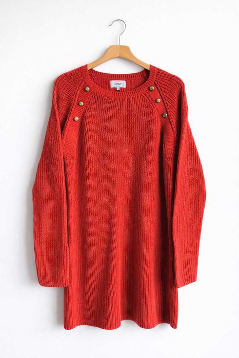 Czerwony sweter Only M/38 z ozdobnymi guzikami