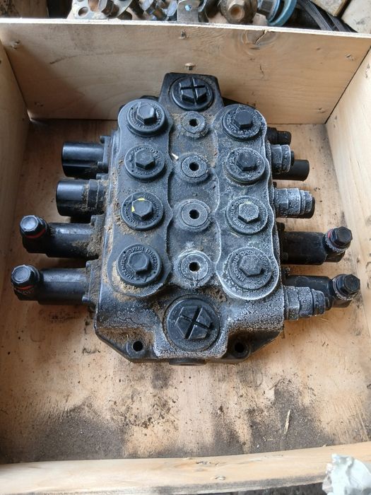 Продам распределители на Маниту 731