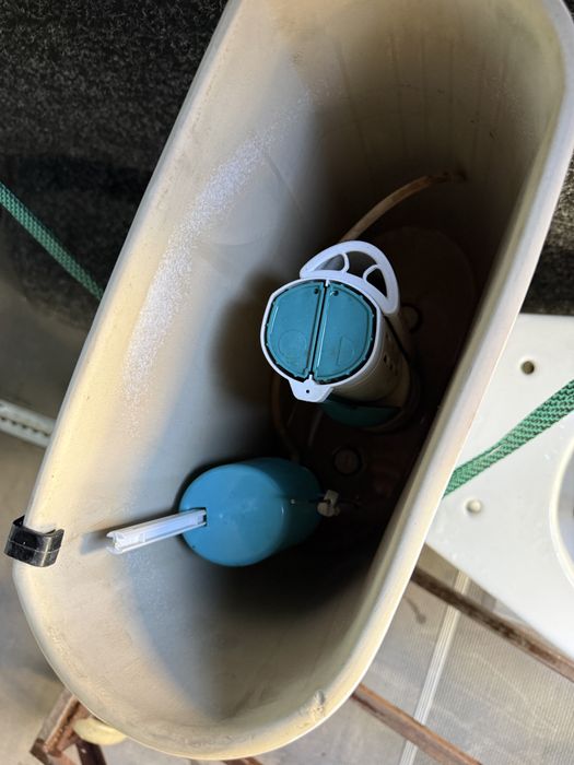 Унітаз та умивальник