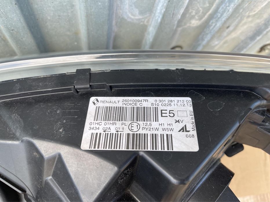 Renault Captur 13-17 фара права передня 260100947r