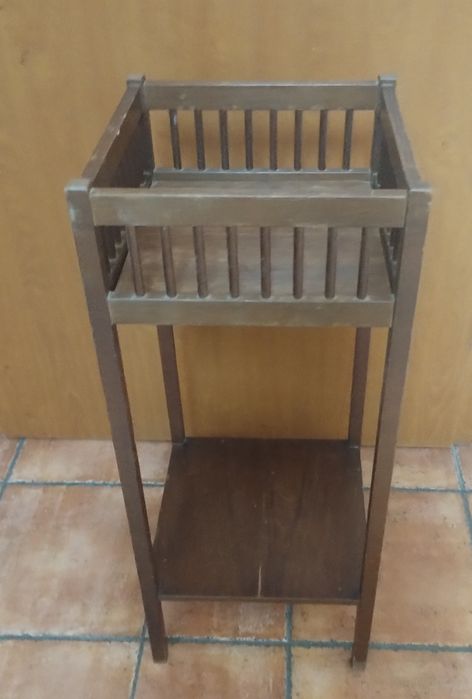 Kwietnik drewniany z dwoma półkami