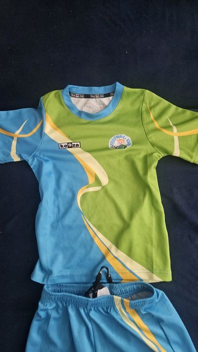 Stroj pilkarski dla chlopca