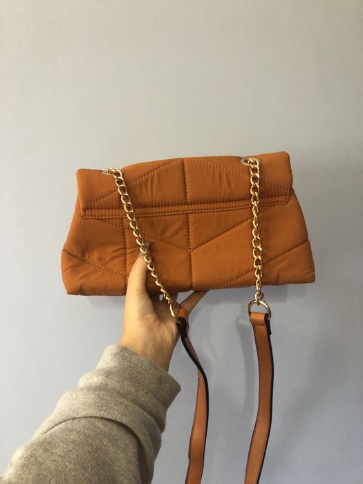 Mala pequena a tiracolo