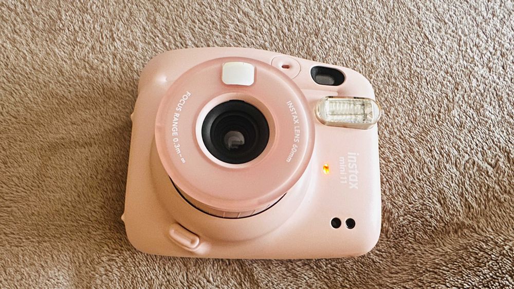 Câmara Fotográfica Instantânea Fujifilm Instax Mini 11 (Blush Pink) – Como Nova!