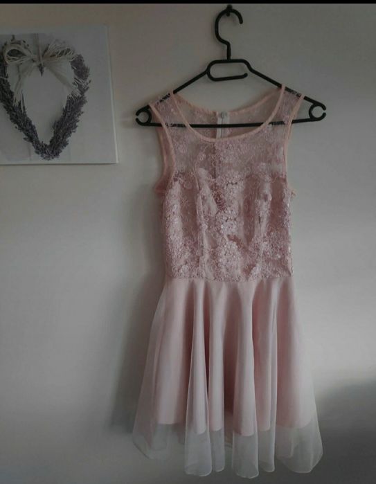 Koronkowa sukienka z tiulem, pudrowy róż