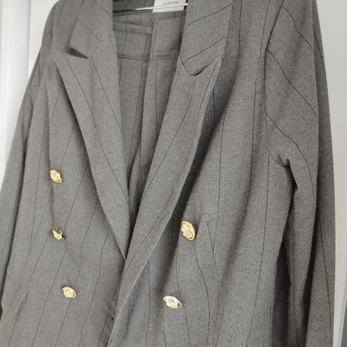 Fato cinzento às riscas da Lumina