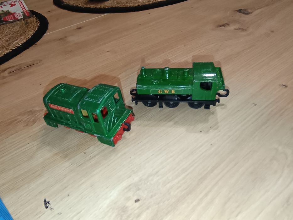 Dwa stare modele lokomotyw spalinowej i parowej Matchbox 1978
