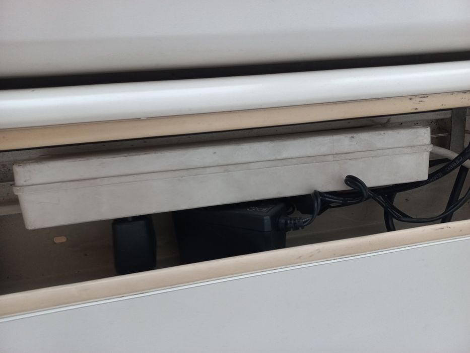 Mesa de escritório com local para fios e tomadas