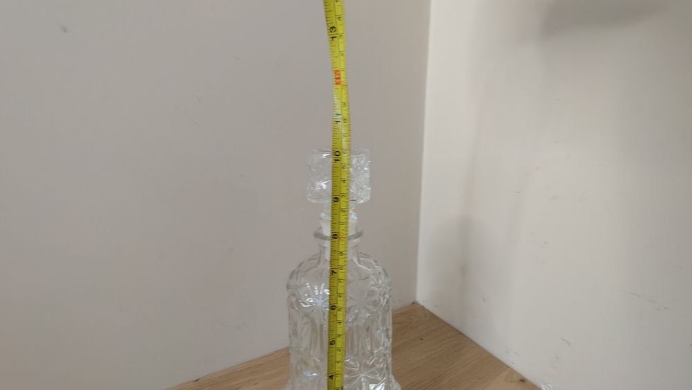 Szklana karafka do alkoholu.