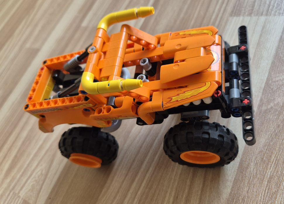 Машинка-конструктор LEGO Technic Monster Jam

TECHNIC

TECHNI