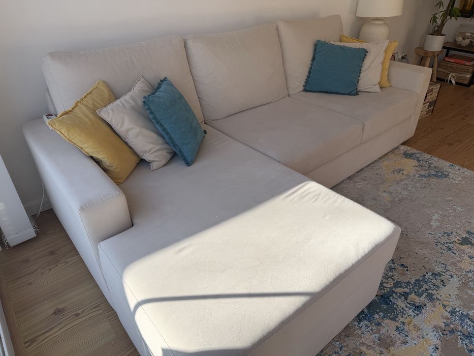 Sofá cama bege com chaise lounge