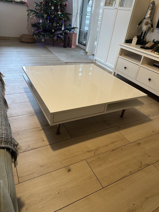 Bardzo solidny biały stolik kawowy