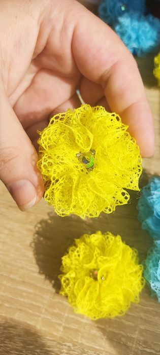 Шкільні бантики з мережева, білого, синього, жовтого. Гумка. Заколка