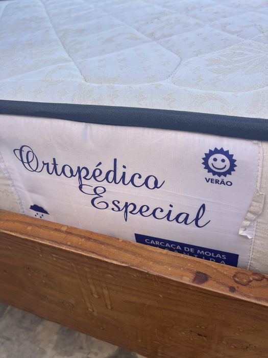 Cama de madeira e seu colchões