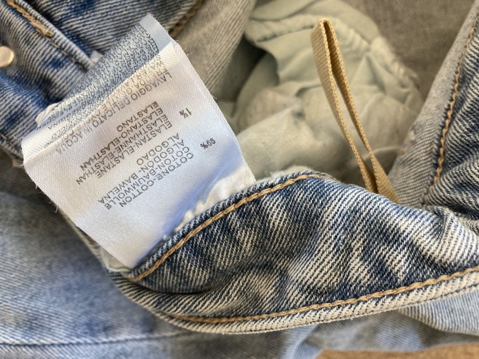 Spodnie z dziurami i perłami