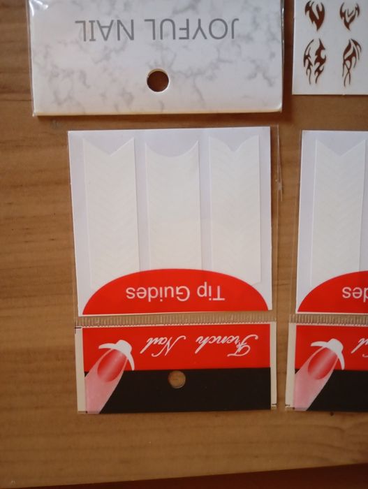 Стрази і наклейки для манікюру