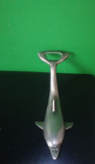 Otwieracz do napojów delfin posrebrzany.