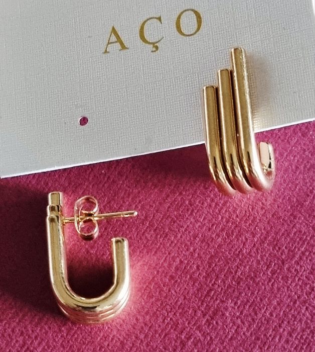 Brincos dourados, em aço, 3 "tubos" unidos de diferentes tamanhos. De pico