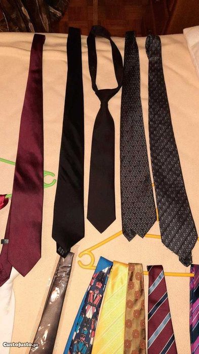 Gravatas de várias cores