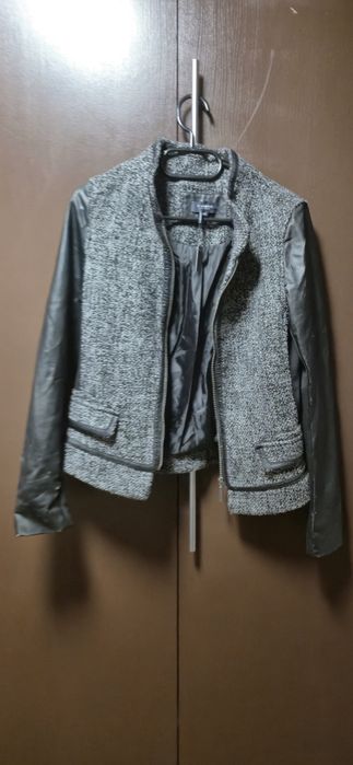 Kurtka/sweterek w odcieniach szarości, rękawy ze skóry ekologicznej.