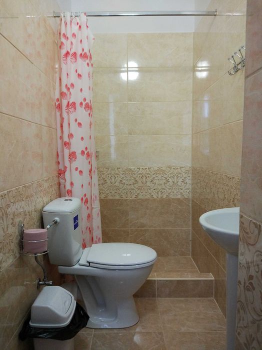 3 кімнати (з окремими санвузлами) у будинку без господарів побл. басей