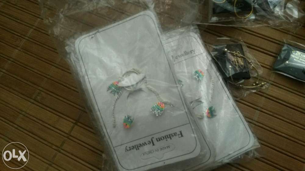 Vendo conjunto de mais de 70 bijuterias novas.