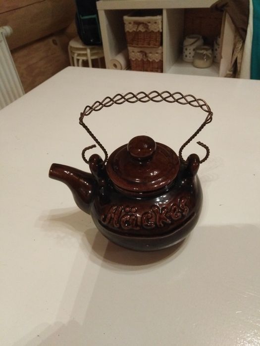 Piękny dzbanuszek z miedzianą rączką.