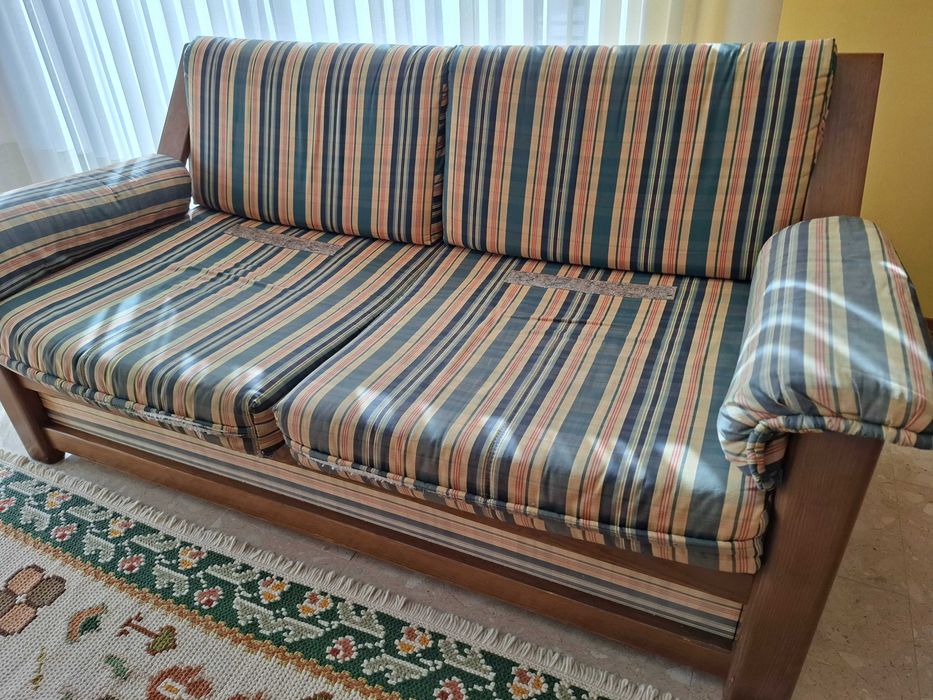 Sofá com estrutura de madeira