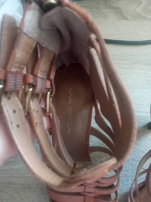 Sanały/rzymianki na słupku via spiga