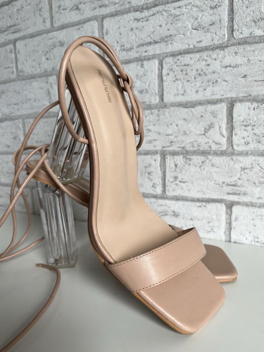 Buty na obcasie wiązane damskie Prettylittlething 41
