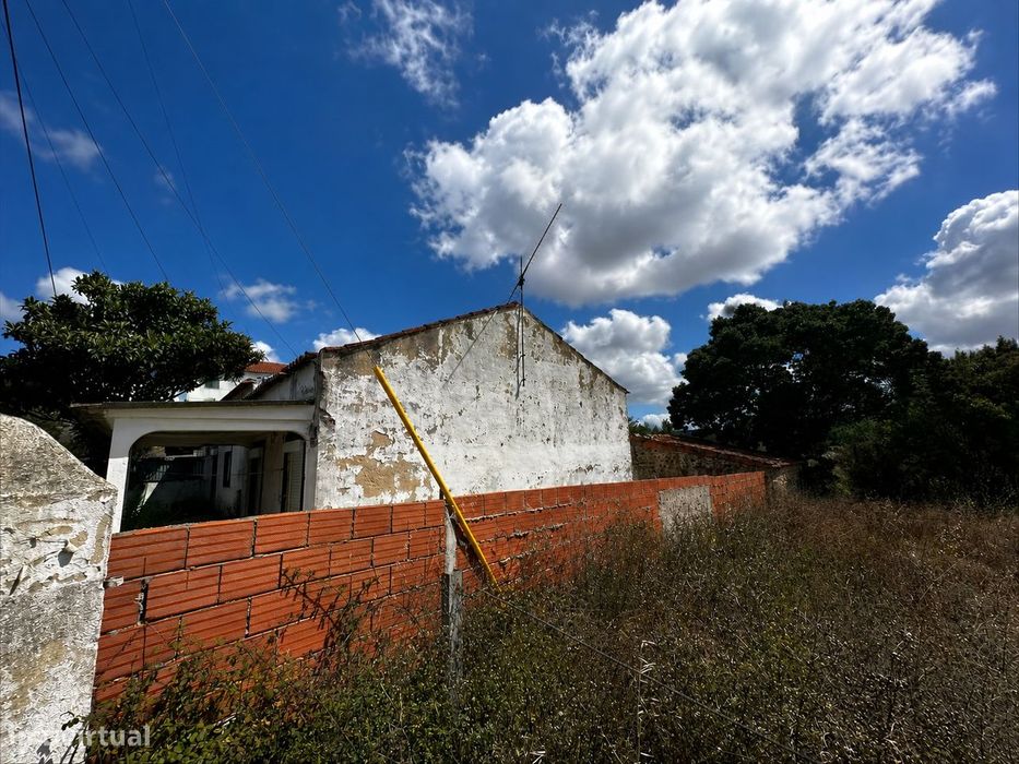 Moradia | Lote de 1.050 m² | Elevado Potencial de Reabilitação | Belas