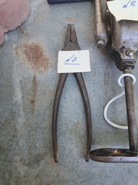 Разводные ключи, струбцины, дрели, плоскогубцы.