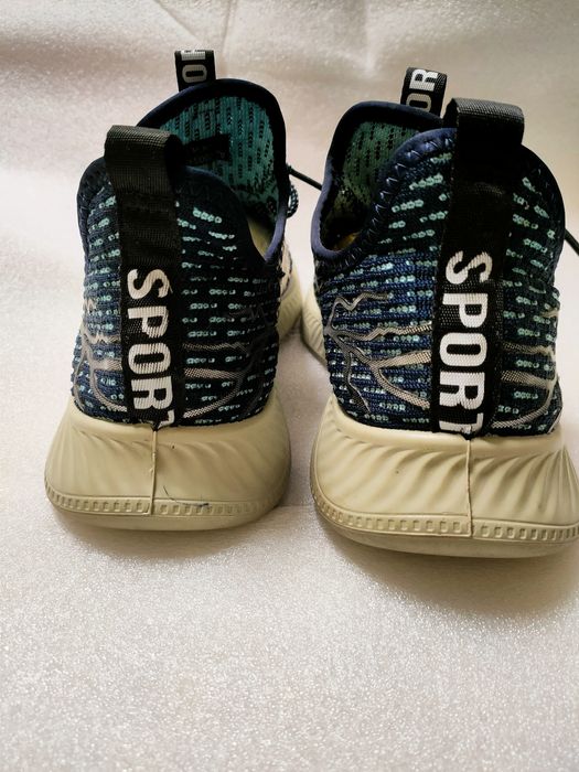 Продам чоловічі легкі зручні кросівки  в дуже гарному стані 44р.