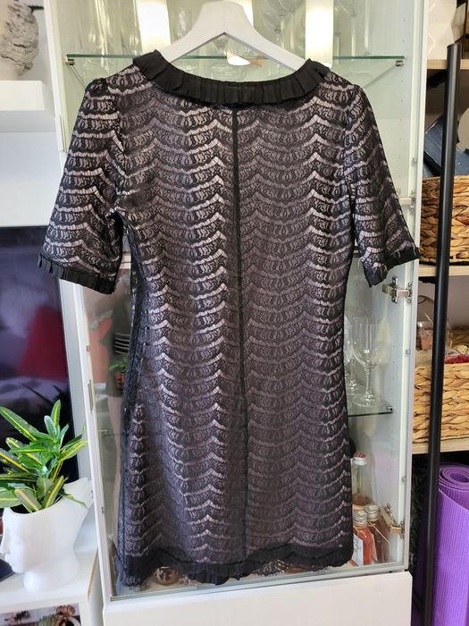 Piękna koronkowa sukienka.